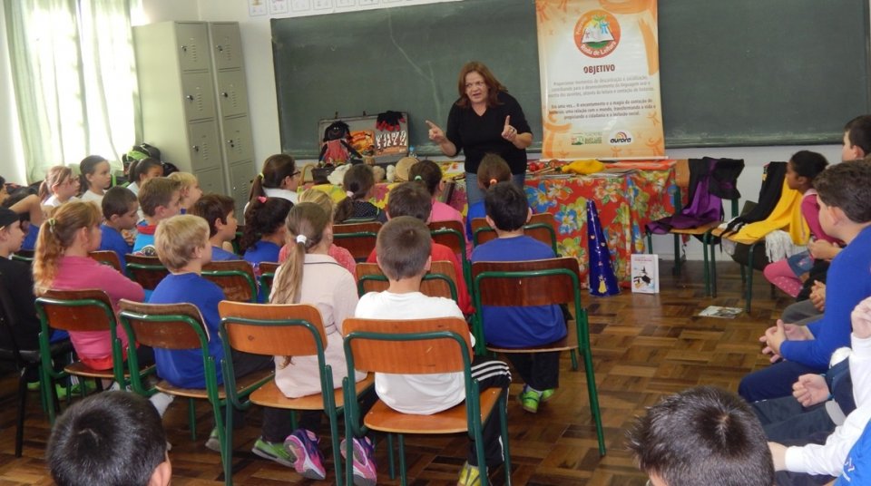 Roda de Leitura e Contação de História realiza brincadeiras com jogos literários em escolas