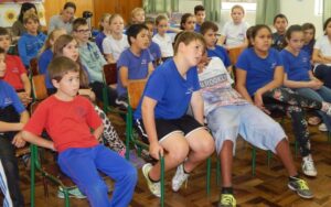 Roda de Leitura e Contação de História realiza brincadeiras com jogos literários em escolas