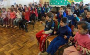 PROGRAMA RODA DE LEITURA E CONTAÇÃO DE HISTÓRIA INTERAGE COM OS ALUNOS DECLAMANDO POESIAS...