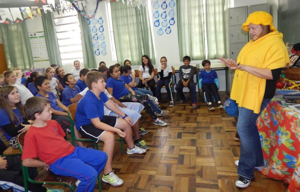 Roda de Leitura e Contação de História realiza brincadeiras com jogos literários em escolas
