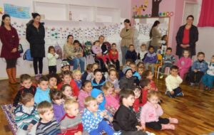 Roda de Leitura e Contação de História realiza brincadeiras com jogos literários em escolas