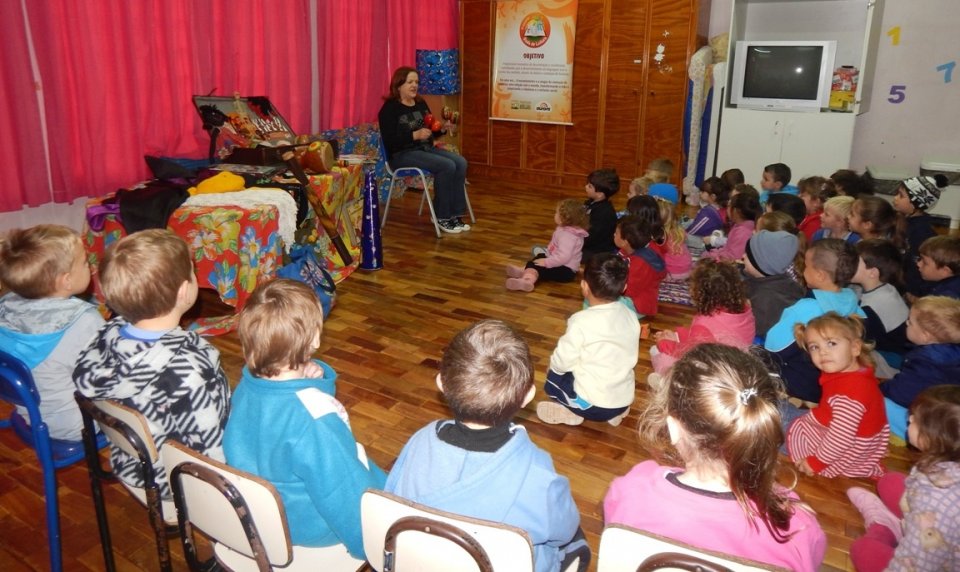 Roda de Leitura e Contação de História realiza brincadeiras com jogos literários em escolas