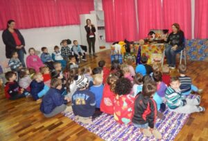 Roda de Leitura e Contação de História realiza brincadeiras com jogos literários em escolas