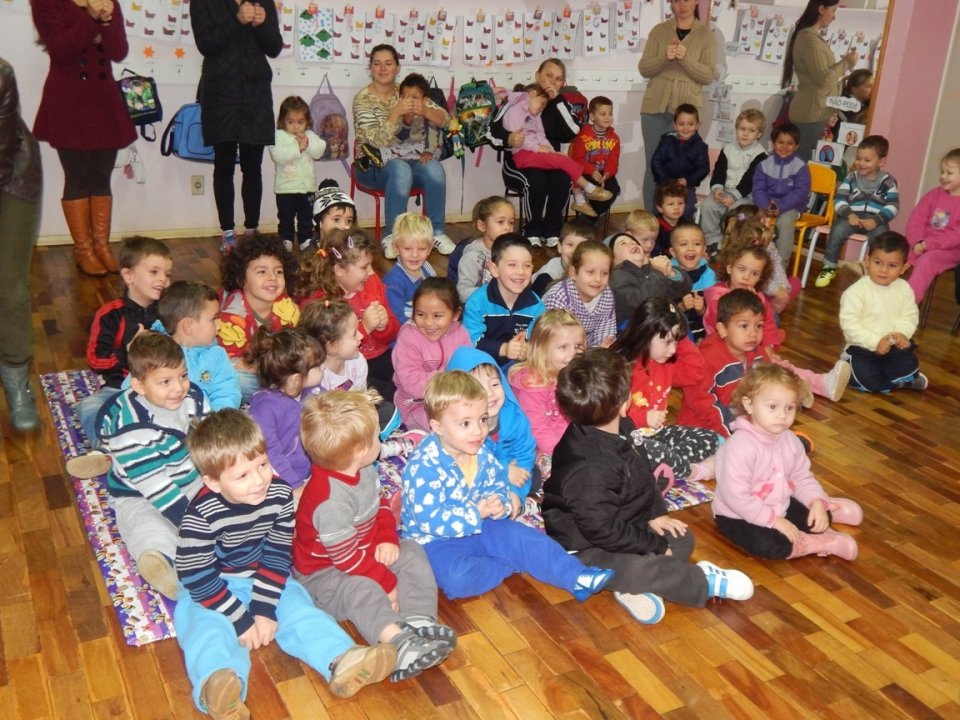 Roda de Leitura e Contação de História realiza brincadeiras com jogos literários em escolas