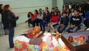 Roda de Leitura e Contação de História realiza brincadeiras com jogos literários em escolas