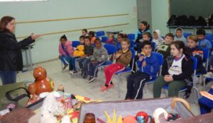 Roda de Leitura e Contação de História realiza brincadeiras com jogos literários em escolas