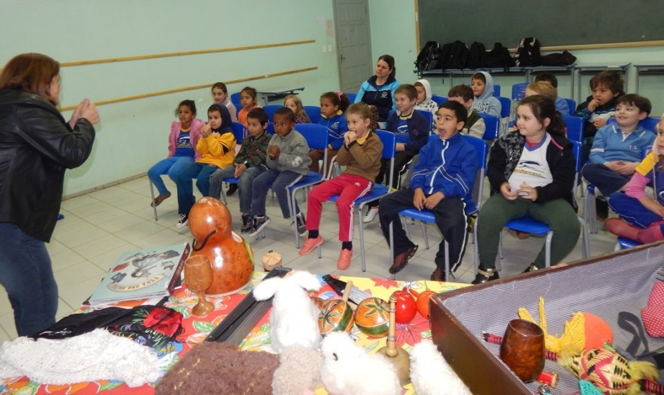 Roda de Leitura e Contação de História realiza brincadeiras com jogos literários em escolas