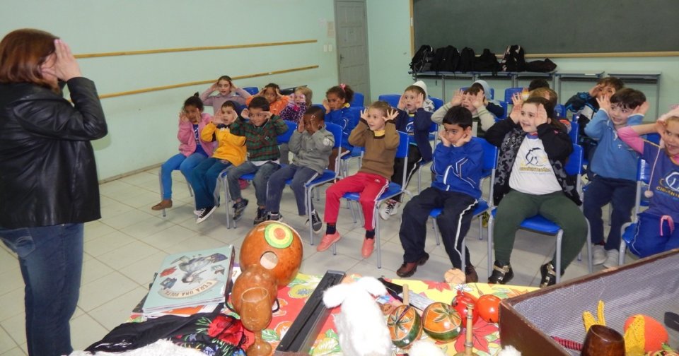 Roda de Leitura e Contação de História realiza brincadeiras com jogos literários em escolas