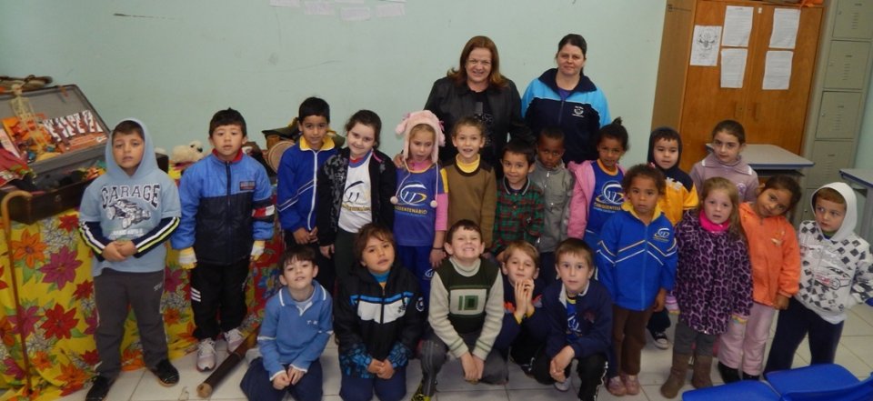 Roda de Leitura e Contação de História realiza brincadeiras com jogos literários em escolas