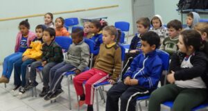 Roda de Leitura e Contação de História realiza brincadeiras com jogos literários em escolas