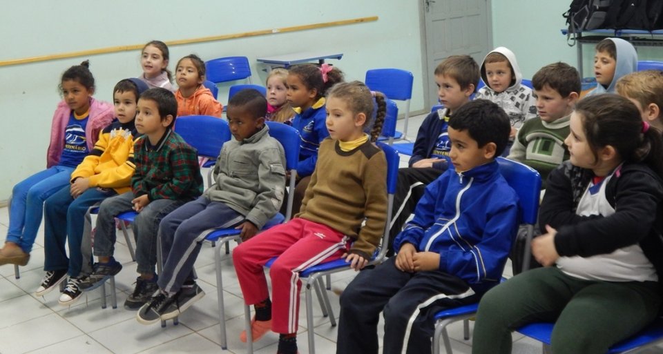 Roda de Leitura e Contação de História realiza brincadeiras com jogos literários em escolas