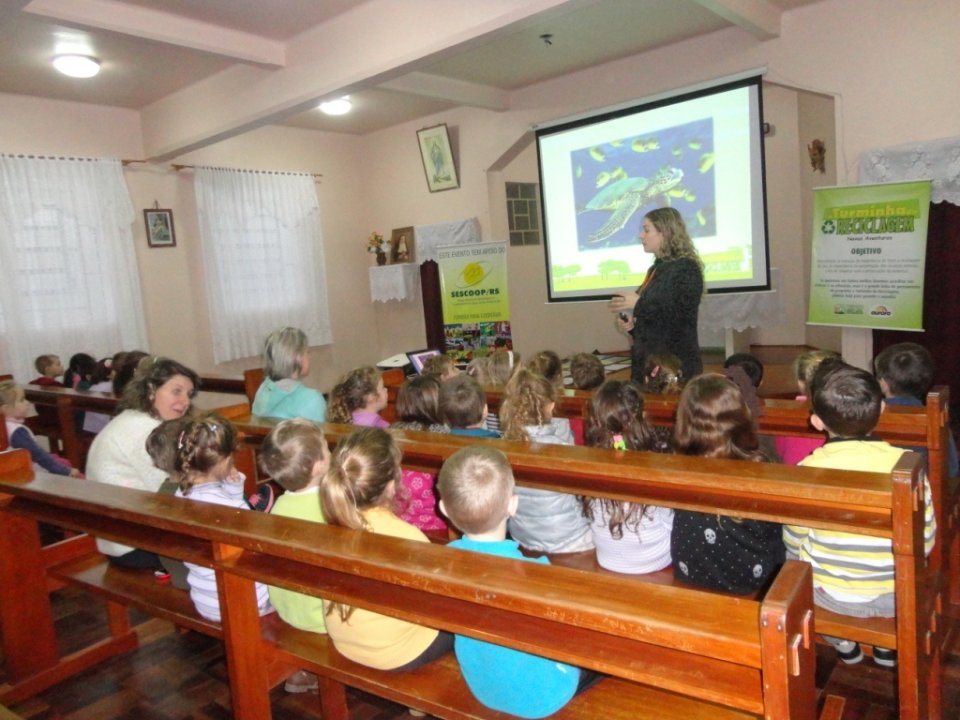 A Turminha da Reciclagem realiza momento de reflexão e aprendizado com alunos e professores