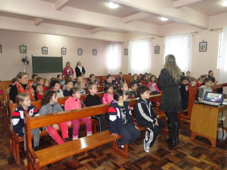 A Turminha da Reciclagem realiza momento de reflexão e aprendizado com alunos e professores