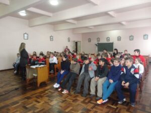 A Turminha da Reciclagem realiza momento de reflexão e aprendizado com alunos e professores