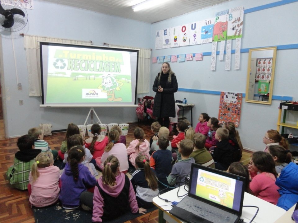 A Turminha da Reciclagem realiza momento de reflexão e aprendizado com alunos e professores