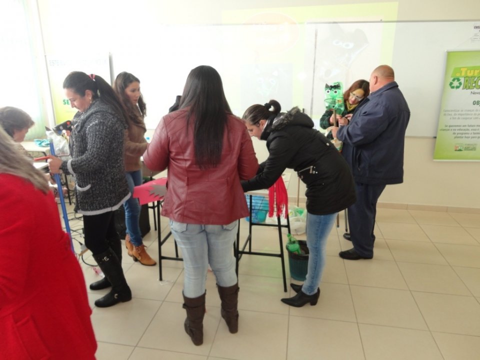 A Turminha da Reciclagem realiza momento de reflexão e aprendizado com alunos e professores