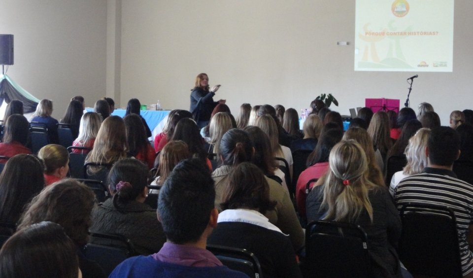 Programa Roda de Leitura e Contação de História participam de formação pedagógica