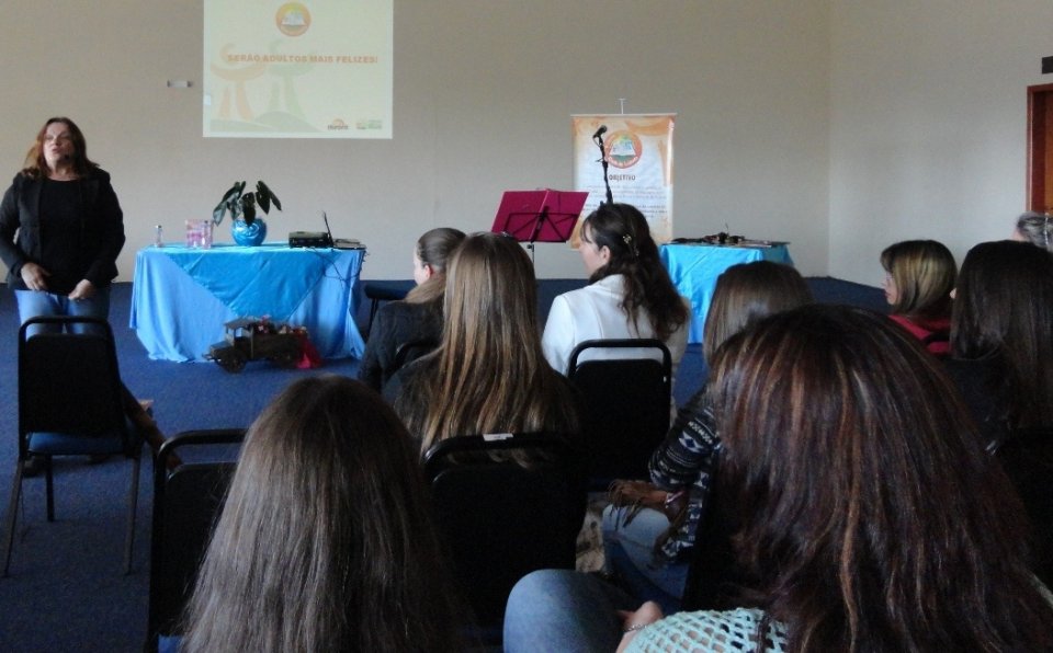 Programa Roda de Leitura e Contação de História participam de formação pedagógica