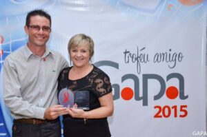 FALB e sua mantenedora recebem troféu Amigo do GAPA 2015