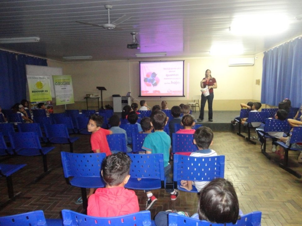 A Turminha da Reciclagem realiza atividade em escolas