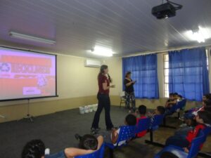 A Turminha da Reciclagem realiza atividade em escolas