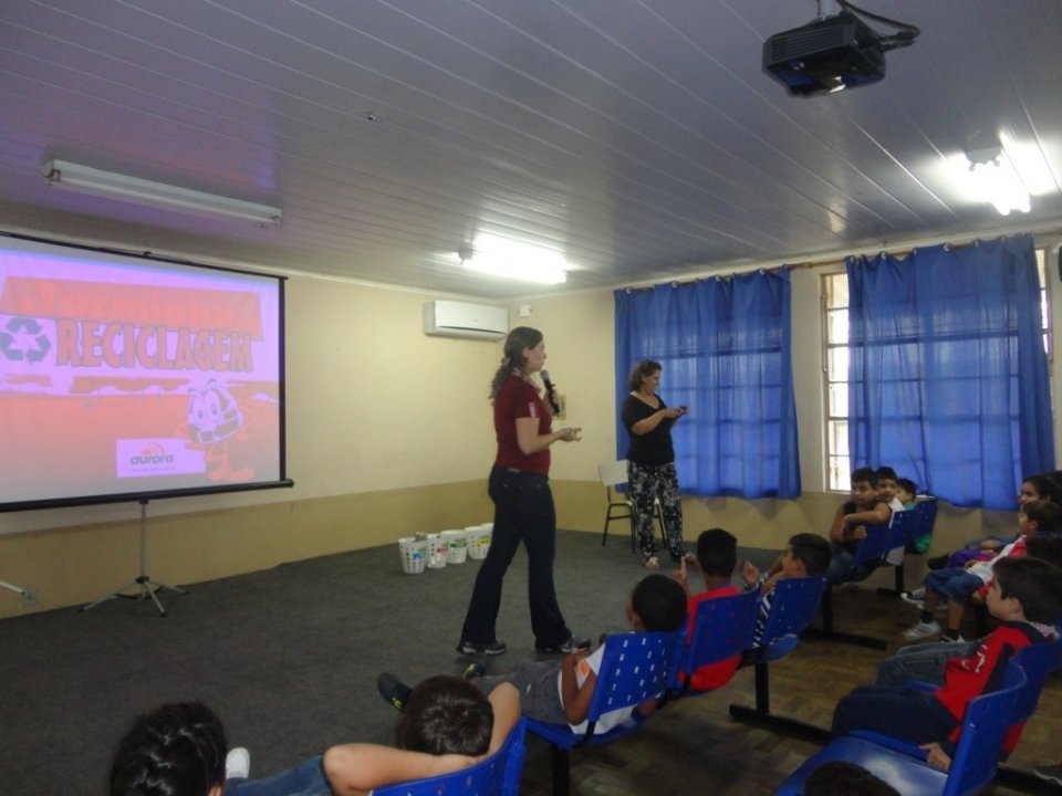 A Turminha da Reciclagem realiza atividade em escolas