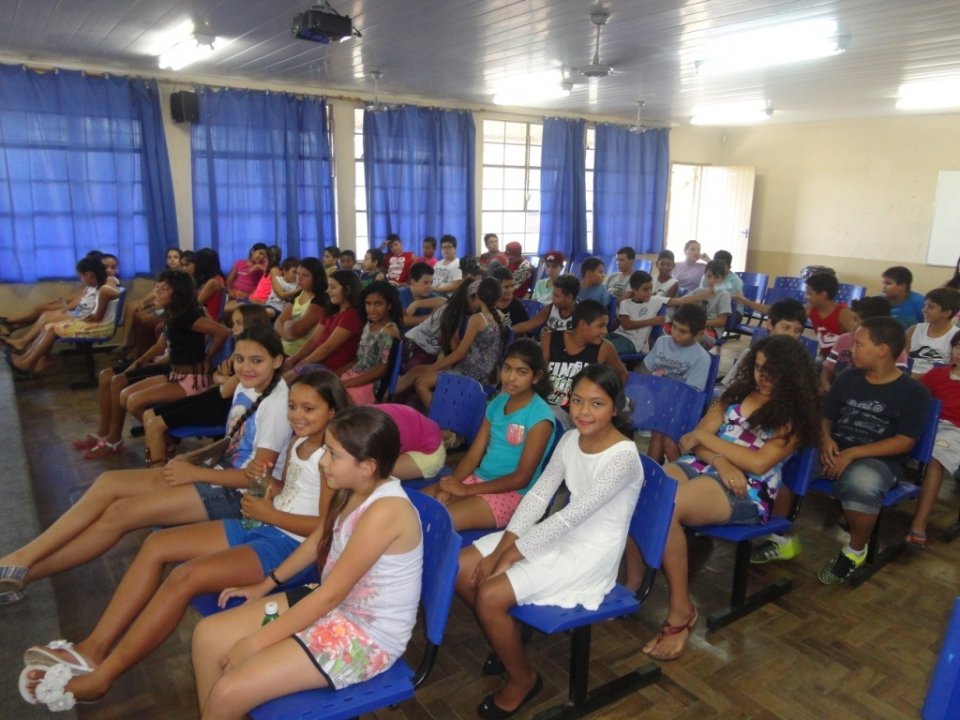 A Turminha da Reciclagem realiza atividade em escolas