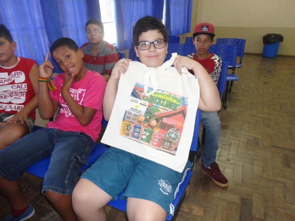 A Turminha da Reciclagem realiza atividade em escolas