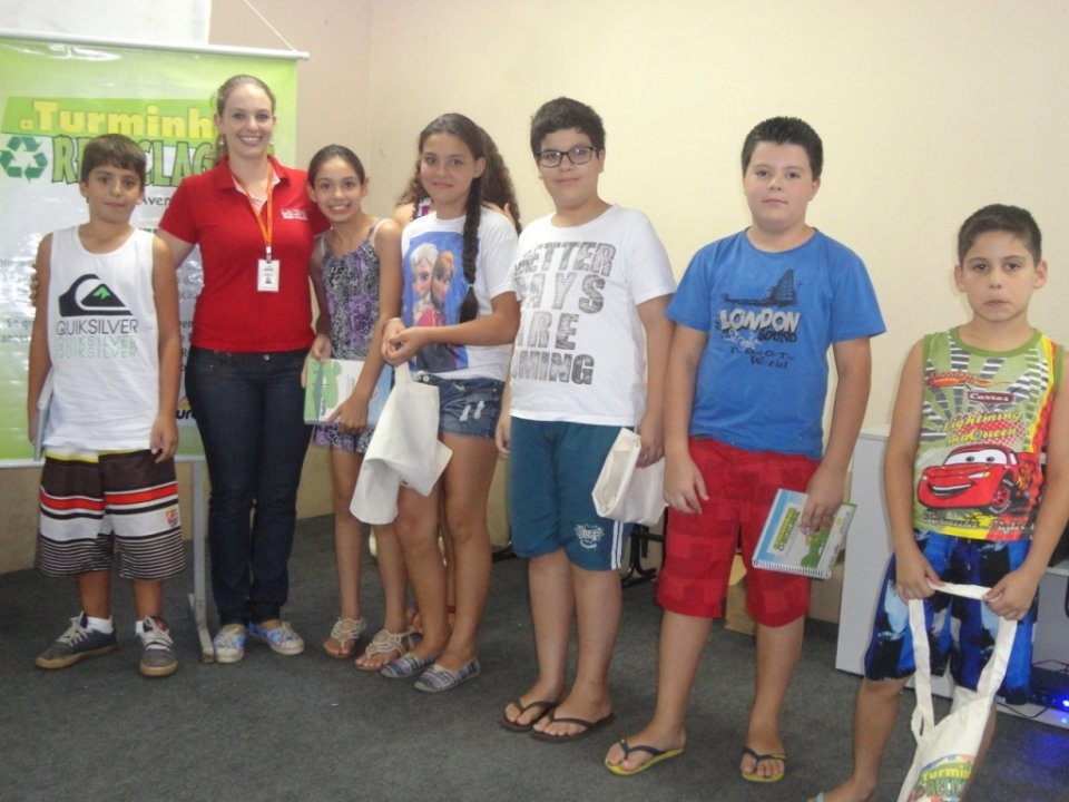 A Turminha da Reciclagem realiza atividade em escolas