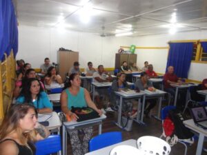 A Turminha da Reciclagem realiza atividade em escolas