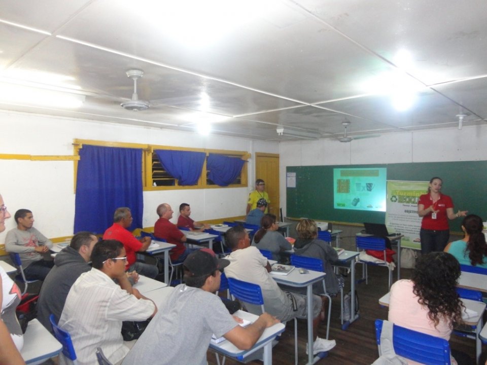 A Turminha da Reciclagem realiza atividade em escolas