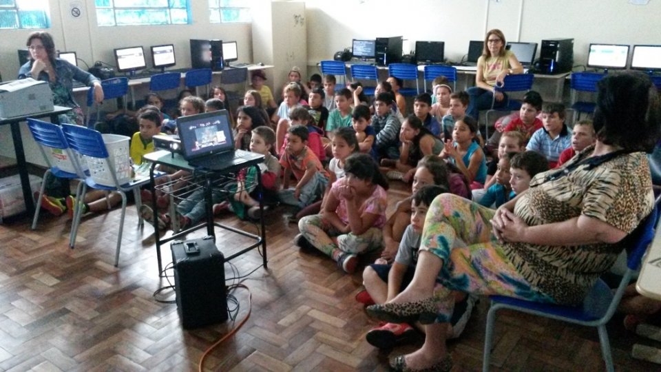 Alunos se divertem com as músicas e histórias da Turminha da Reciclagem