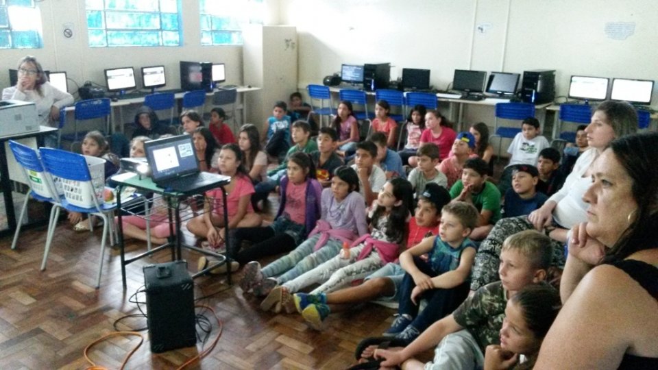 Alunos se divertem com as músicas e histórias da Turminha da Reciclagem