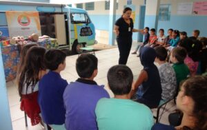 Kombi Itinerante da Contação de Histórias visita escolas e diverte os alunos