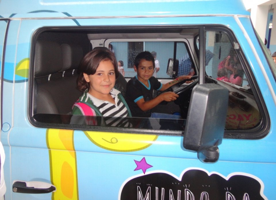 Kombi Itinerante da Contação de Histórias visita escolas e diverte os alunos