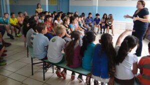 Kombi Itinerante da Contação de Histórias visita escolas e diverte os alunos