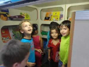 Kombi Itinerante da Contação de Histórias visita escolas e diverte os alunos