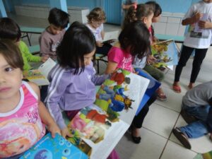 Kombi Itinerante da Contação de Histórias visita escolas e diverte os alunos