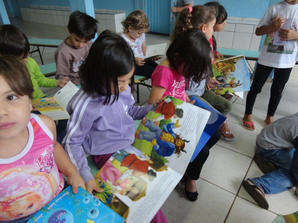 Kombi Itinerante da Contação de Histórias visita escolas e diverte os alunos