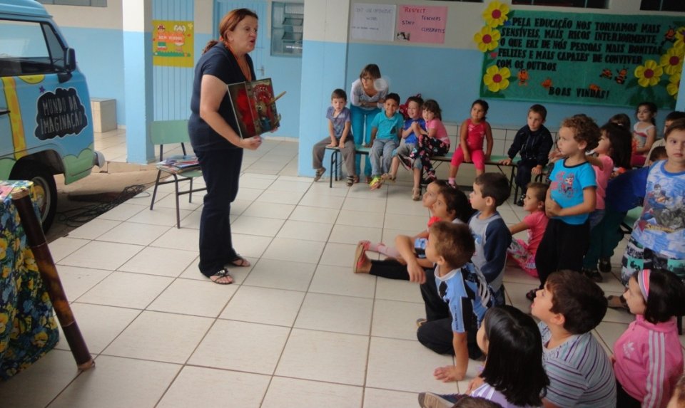 Kombi Itinerante da Contação de Histórias visita escolas e diverte os alunos