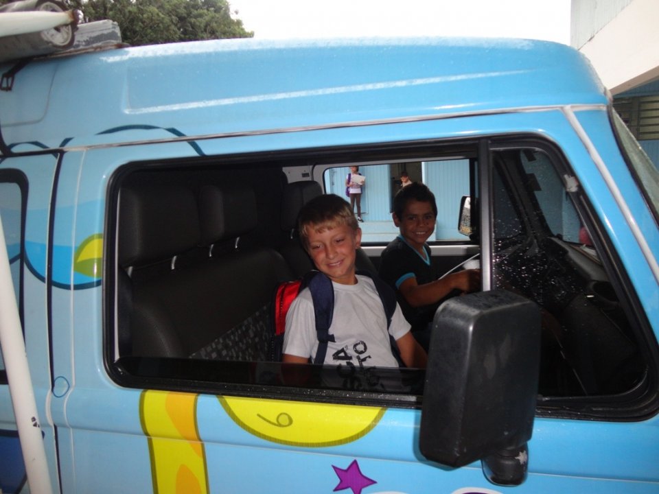 Kombi Itinerante da Contação de Histórias visita escolas e diverte os alunos