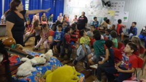 Kombi Itinerante da Contação de Histórias visita escolas e diverte os alunos