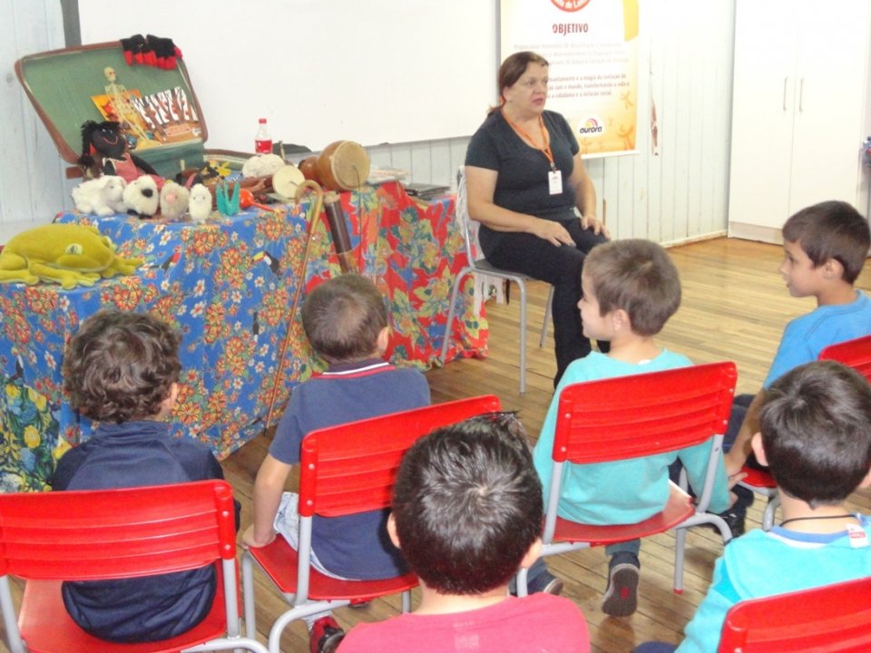Kombi Itinerante da Contação de Histórias visita escolas e diverte os alunos