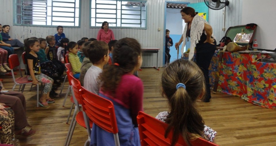 Kombi Itinerante da Contação de Histórias visita escolas e diverte os alunos