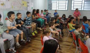 Kombi Itinerante da Contação de Histórias visita escolas e diverte os alunos