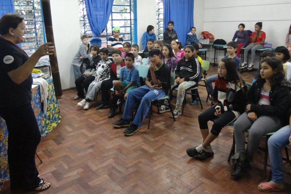 Kombi Itinerante da Contação de Histórias visita escolas e diverte os alunos