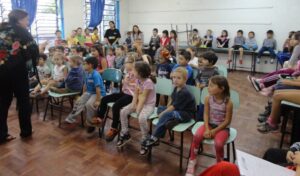 Kombi Itinerante da Contação de Histórias visita escolas e diverte os alunos