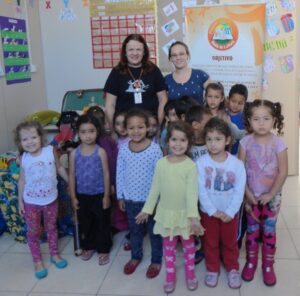 Crianças e professores participam de atividade de forma lúdica com a contação de histórias