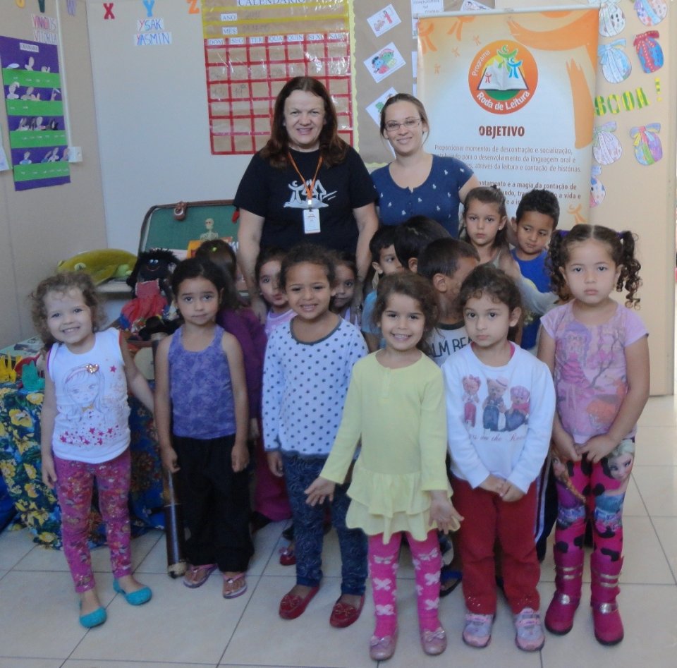 Crianças e professores participam de atividade de forma lúdica com a contação de histórias
