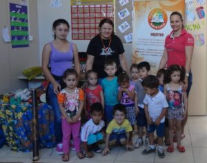 Crianças e professores participam de atividade de forma lúdica com a contação de histórias